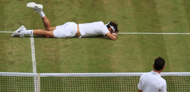 Federer cai durante ponto no quinto set; suíço vinha de outro jogo de 5 sets - Reuters - Reuters