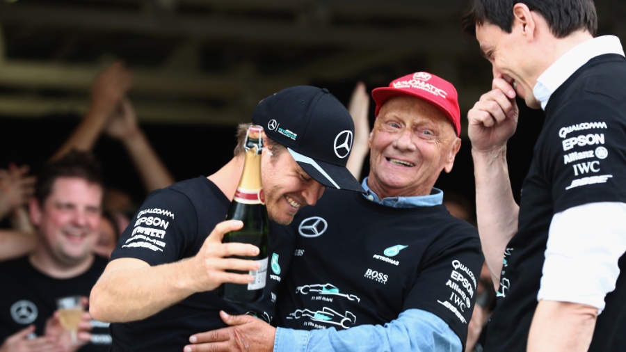 Nico Rosberg comemora com Niki Lauda e Toto Wolff no Japão - Clive Rose/Getty Images
