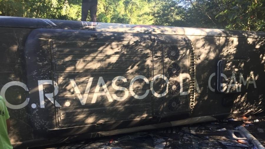 Ônibus da equipe sub-17 do Vasco tombou em região serrana do Rio em 2017: Vinícius foi um dos feridos - UOL Esporte