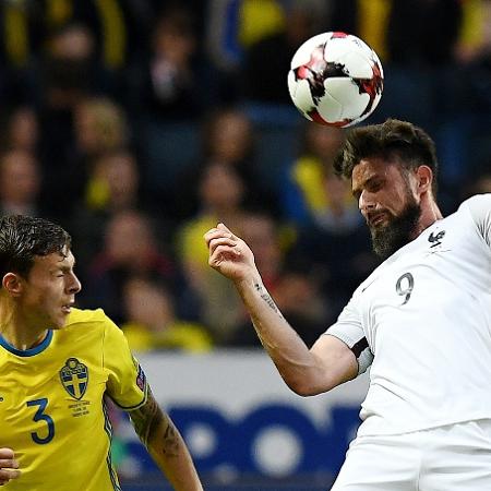 Giroud e Lindelof disputam lance no jogo entre Suécia e França - Franck Fife/AFP