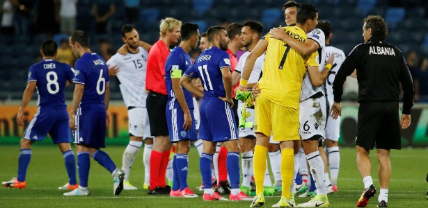 Jogadores de Israel e Albânia se cumprimentam após jogo disputado em Haifa, dia 11/06/2017 - Ronen Zvulun/Reuters