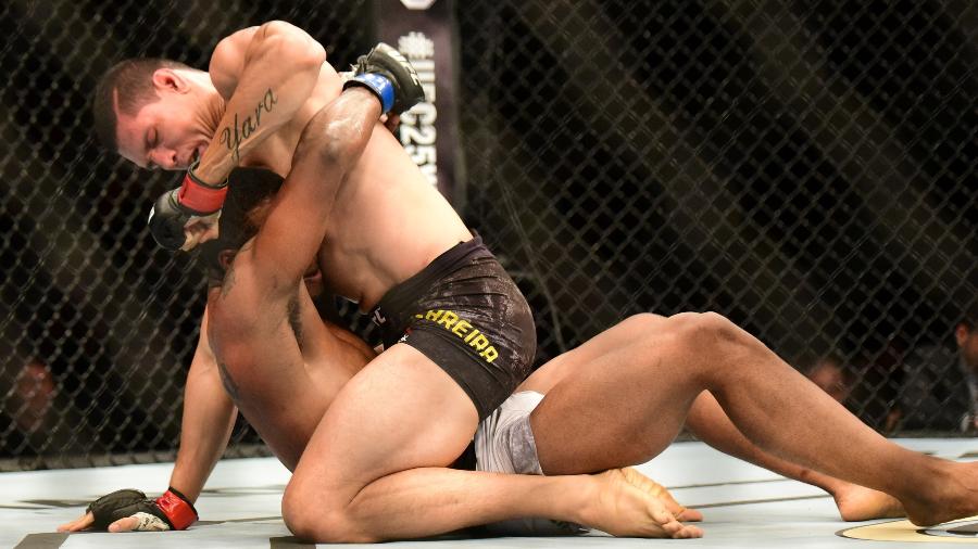 Cesar "Mutante" Ferreira monta sobre Karl Roberson durante luta no UFC 224, no Rio - Leandro Bernardes/ Ag Fight