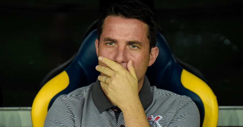 Osmar Loss, técnico do Corinthians, acompanha o jogo contra o Fluminense
