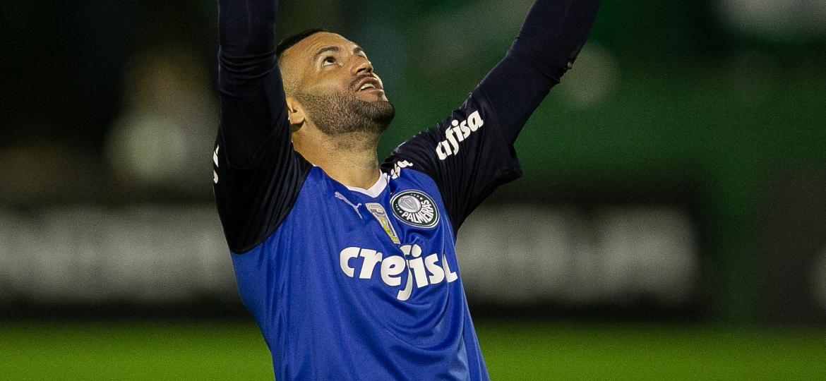 Weverton, goleiro do Palmeiras, comemora o gol durante partida contra Chapecoense pelo Campeonato Brasileiro - Matheus Sebenello/AGIF
