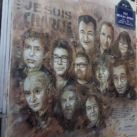 Mural homenageia 11 dos 12 mortos no ataque à Charlie Hebdo, em Paris - Ana Carolina Silva /UOL