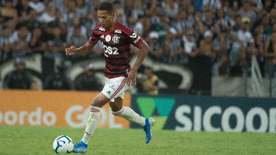João Lucas vinha sendo titular na lateral direita do Flamengo enquanto Rafinha se recupera de lesão - Alexandre Vidal/Flamengo