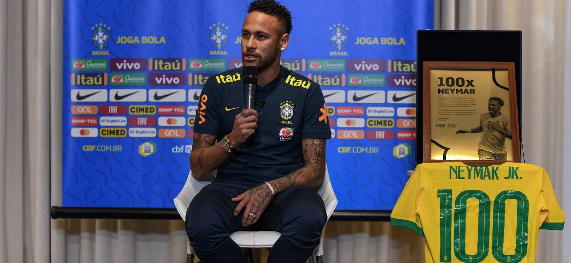 Neymar recebe camisa comemorativa para os 100 jogos com a seleção brasileira - Pedro Martins/Mowa Press