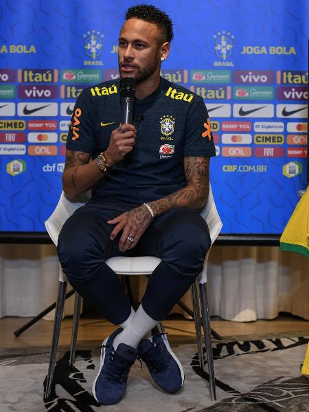 Neymar recebe camisa comemorativa para os 100 jogos com a seleção brasileira - Pedro Martins/Mowa Press