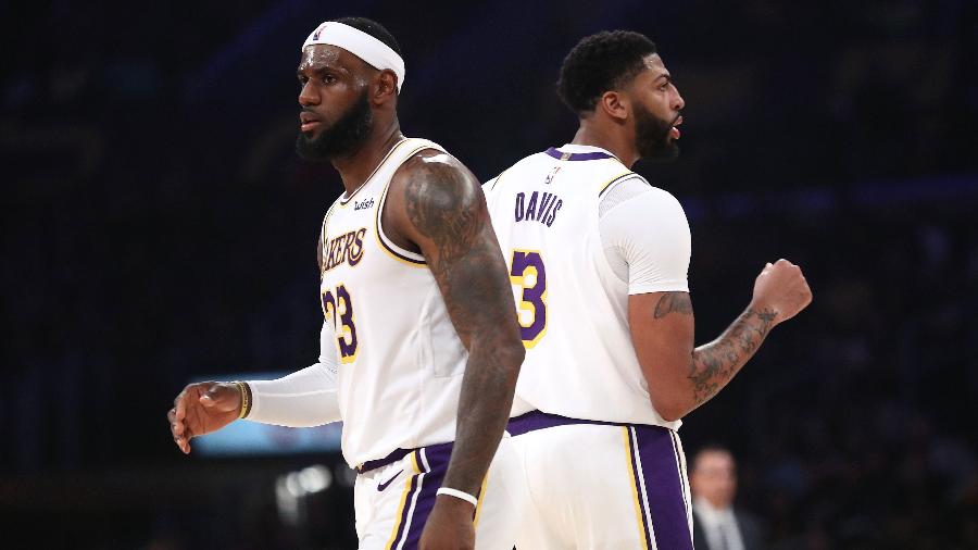 LeBron James e Anthony Davis durante partida dos Lakers contra os Warriors pela pré-temporada da NBA - Sean M. Haffey / GETTY IMAGES NORTH AMERICA / AF