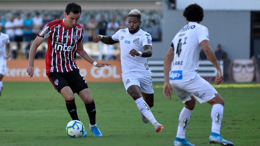 Pablo, atacante do São Paulo, disputa bola com Marinho, atacante do Santos, durante partida na Vila Belmiro, pelo Campeonato Brasileiro - Bruno Ulivieri/AGIF