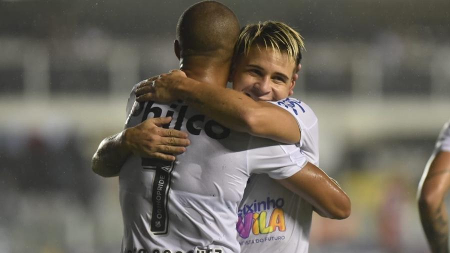 Soteldo abraça Carlos Sánchez durante o jogo entre Santos e Botafogo-SP - Santos FC/Divulgação