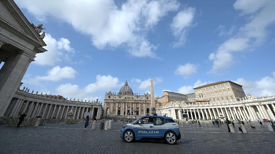 Carro de polícia em uma praça de São Pedro vazia no Vaticano - Vincenzo Pinto/AFP