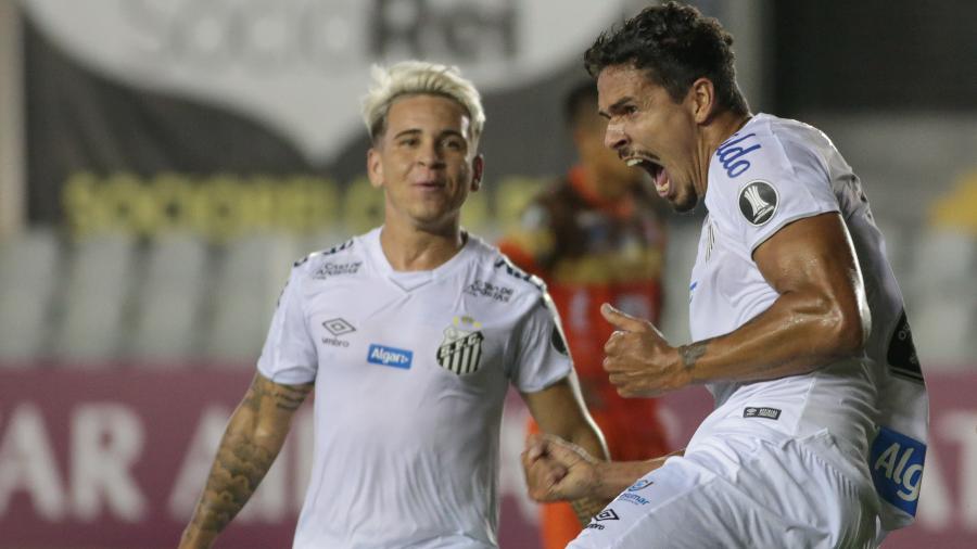 Observado por Soteldo, o zagueiro Lucas Veríssimo comemora o primeiro gol do Santos na partida contra o Delfín - Marcello Zambrana/AGIF