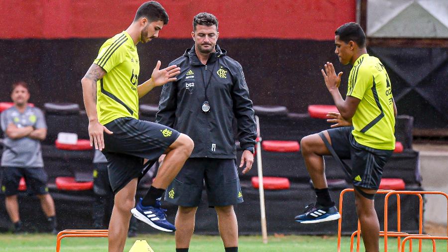 Gustavo Henrique e Pedro Rocha trabalham no CT do Flamengo sob olhares do preparador Roberto Oliveira - Marcelo Cortes / Flamengo
