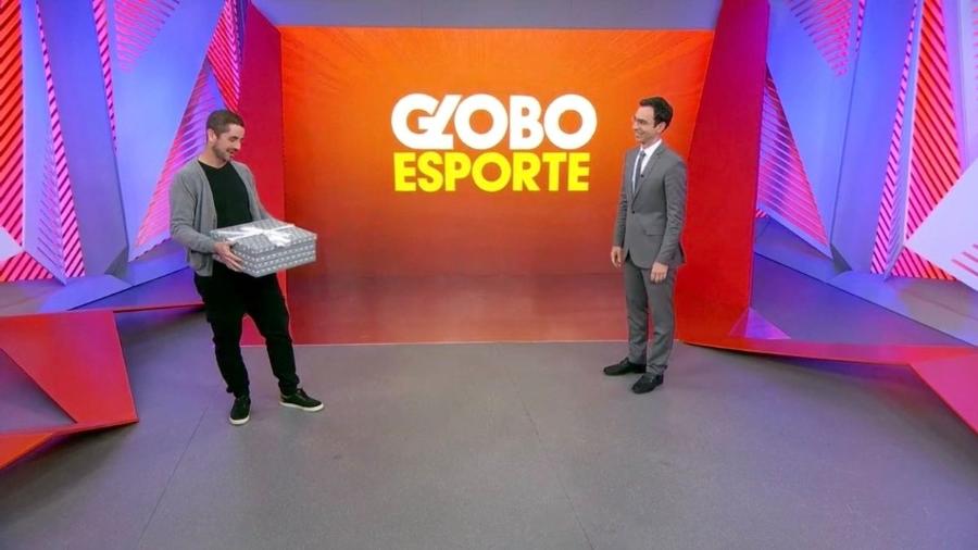 Felipe Andreoli presenteia Cesar Tralli em volta do Globo Esporte - Reprodução/Globo
