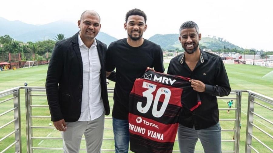 Empresário Léo Moura celebrando a contratação de Bruno Viana pelo Flamengo no Ninho do Urubu - Reprodução / Instagram