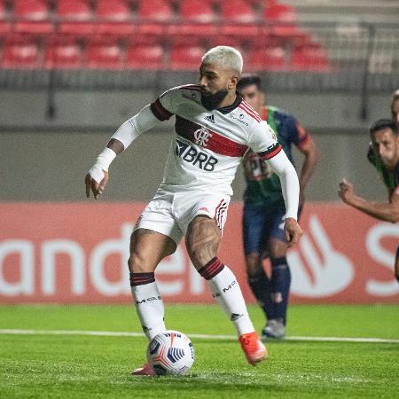 Gabigol, do Flamengo, cobra pênalti em partida contra o La Calera, pela Libertadores - Alexandre Vidal / Flamengo