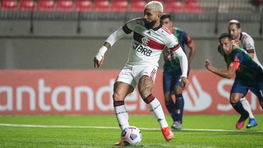 Gabigol, do Flamengo, cobra pênalti em partida contra o La Calera, pela Libertadores - Alexandre Vidal / Flamengo