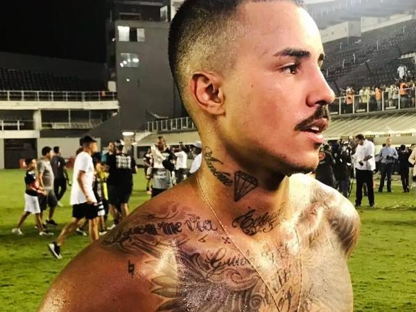 Com carreira na música, MC Livinho realiza sonho de ser jogador de futebol  - O Liberal