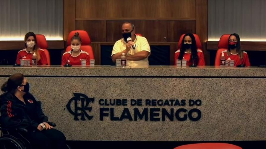 Guilherme Kroll, entre atletas como Flávia Saraiva e Rebeca Andrade durante entrevista coletiva no Flamengo - Reprodução/YouTube