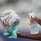 Bola é higienizada antes do início da partida entre Brasil e Peru - Wagner Meier/Getty Images