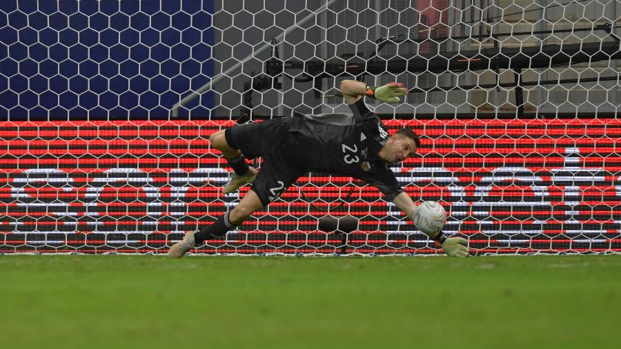 Emiliano Martínez defende pênalti pela Argentina em disputa com a Colômbia pela semi da Copa América - Pedro Vilela/Getty Images