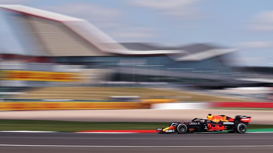 Verstappen, o mais rápido do primeiro treino livre do GP da Inglaterra, em ação em Silverstone - Red Bull