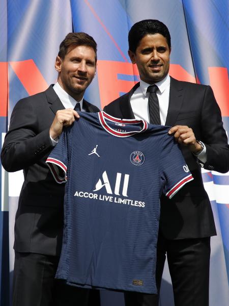 Messi exibe camisa do PSG ao lado do presidente do clube Nasser Al-Khelaifi  - REUTERS/Sarah Meyssonnier