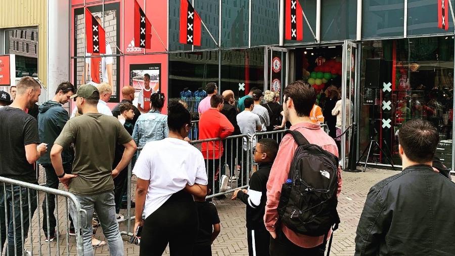 Torcedores do Ajax fazem fila para comprar camisa em homenagem a Bob Marley - Reprodução/Twitter