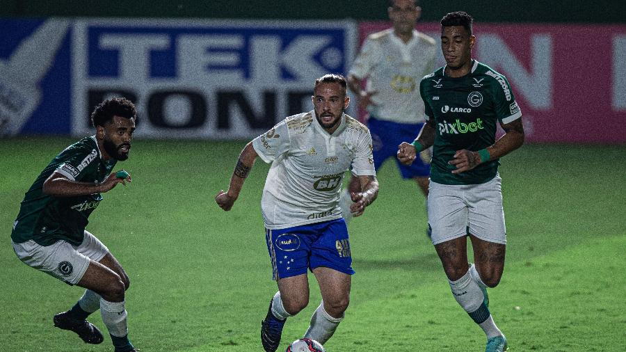Giovanni, do Cruzeiro, em lance contra o Goiás pela Série B - Heber Gomes/AGIF