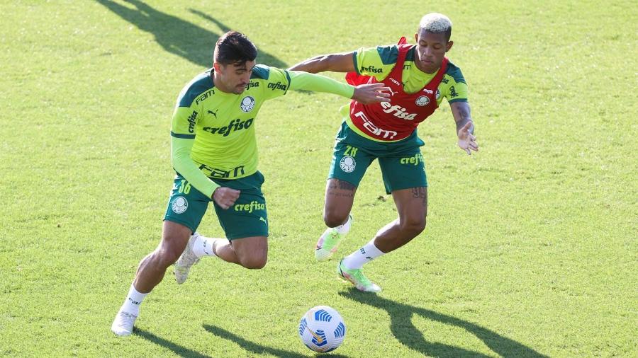 Victor Luis e Danilo, do Palmeiras, em treino na Academia de Futebol - Cesar Greco