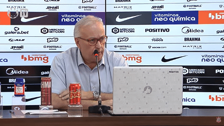 Roberto de Andrade afirma que Corinthians vendeu todos os direitos de Éderson 