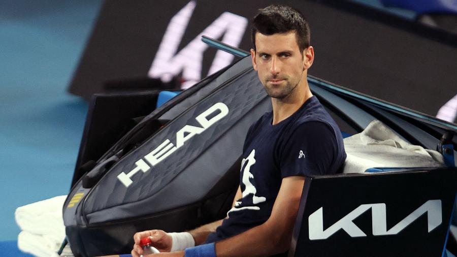 Novak Djokovic teve visto novamente cancelado pelo governo australiano - MARTIN KEEP / AFP