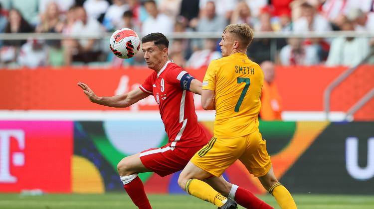 01.06.22 - Robert Lewandowski is discussing Polish ball with Matthew Smith from Wales.  - Martin Rose / Getty Images - Martin Rose / Getty Images