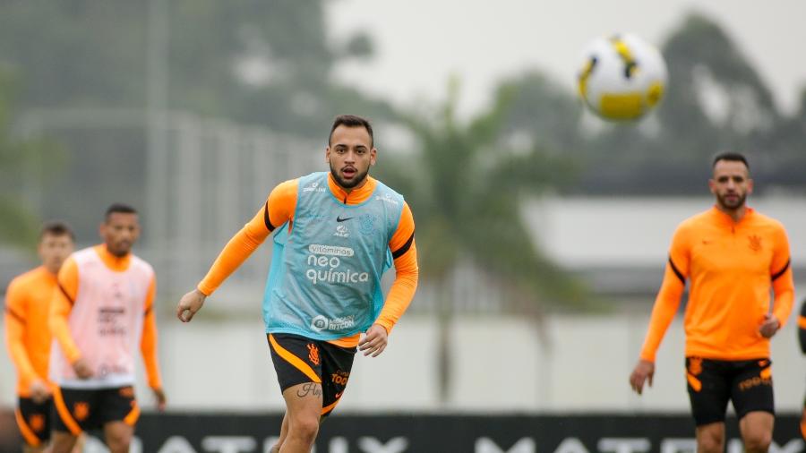 Maycon trabalha com bola no CT Joaquim Grava  - Rodrigo Coca/ Ag. Corinthians 