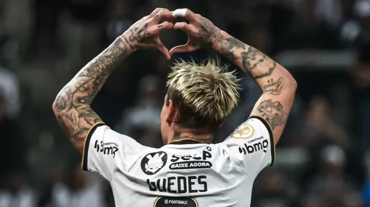 Róger Guedes comemora gol pelo Corinthians contra o Coritiba, em jogo do Brasileirão - Marcello Zambrana/AGIF - Marcello Zambrana/AGIF