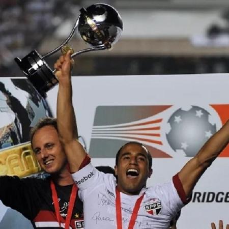 Rogério Ceni e Lucas erguem troféu da Copa Sul-Americana de 2012 - Divulgação SPFC