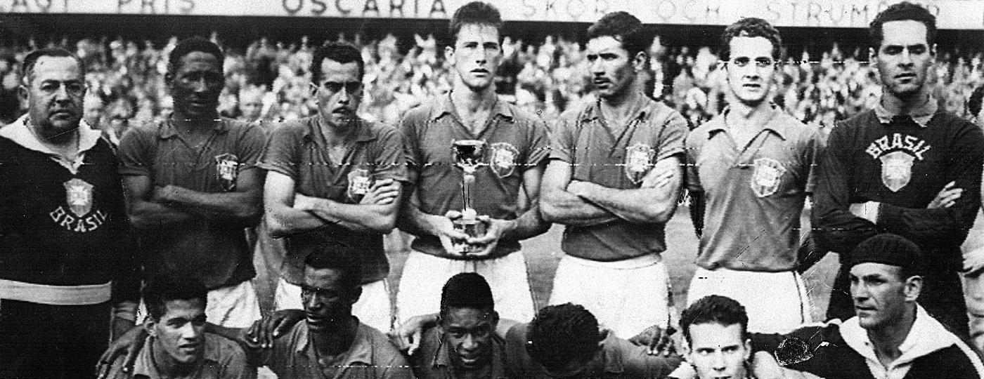 Seleção brasileira campeã do mundo em 1958, na Suécia. Bellini segura a taça Jules Rimet - Folhapress
