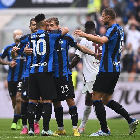 Lautaro Martínez comemora com companheiros de Inter de Milão um dos gols da vitória sobre o Salernitana - Reprodução/Twitter/Inter_br