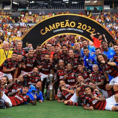 Jogadores do Flamengo posam com a taça da Copa Libertadores de 2022 - Buda Mendes/Getty Images