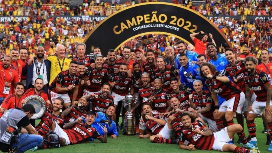 Jogadores do Flamengo posam com a taça da Copa Libertadores de 2022 - Buda Mendes/Getty Images