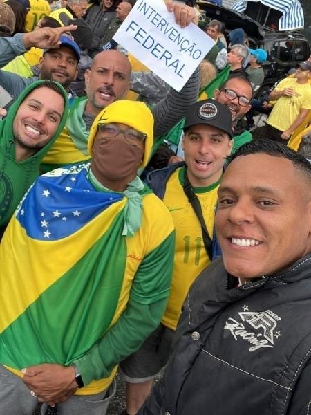 Robinho se disfarça em manifestação bolsonarista após a derrota de Bolsonaro nas eleições - Reprodução