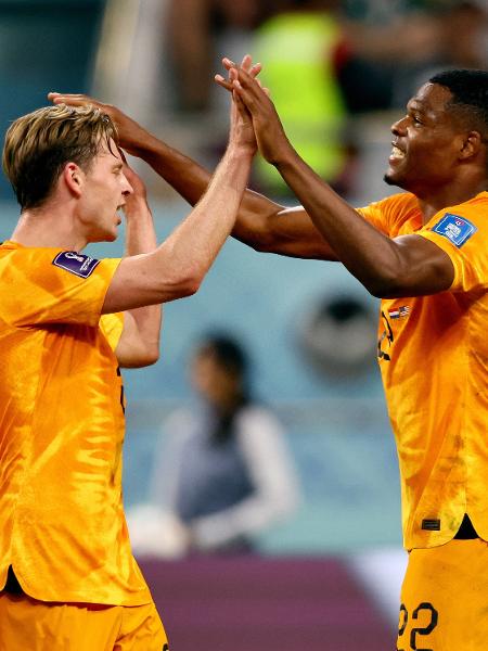 Frenkie De Jong e Denzel Dumfries comemoram gol da Holanda contra os Estados Unidos. - WOLFGANG RATTAY/REUTERS