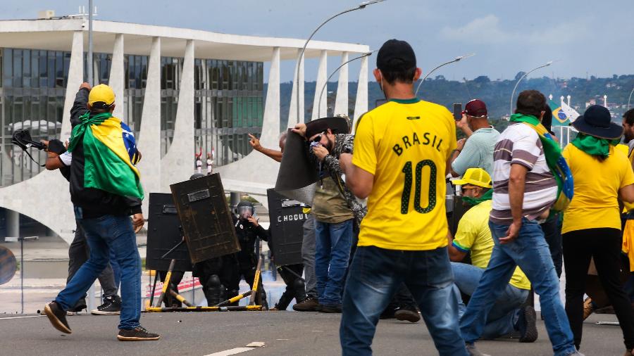 Homem usa camisa da seleção brasileira em ato terrorista em Brasília, em 8 de janeiro de 2023 - WILTON JUNIOR/ESTADÃO CONTEÚDO
