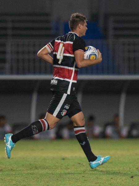 Fábio Alemão, do Santa Cruz, comemora seu gol contra o CRB na Copa do Nordeste - Francisco Cedrim/AGIF
