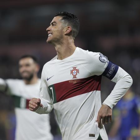 Cristiano Ronaldo comemora após marcar na goleada de Portugal sobre a Bósnia, pelas Eliminatórias da Euro