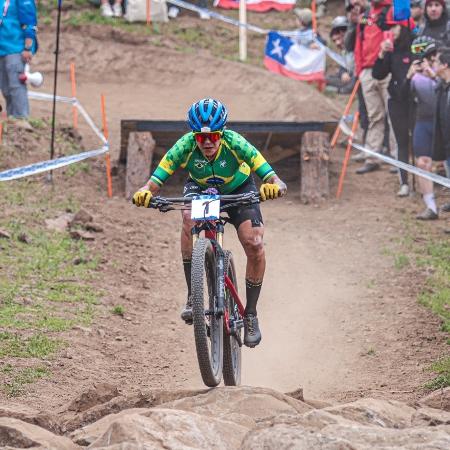 Raiza Goulão, atleta brasileira do ciclismo mountain bike, em ação nos Jogos Pan-americanos Santiago 2023