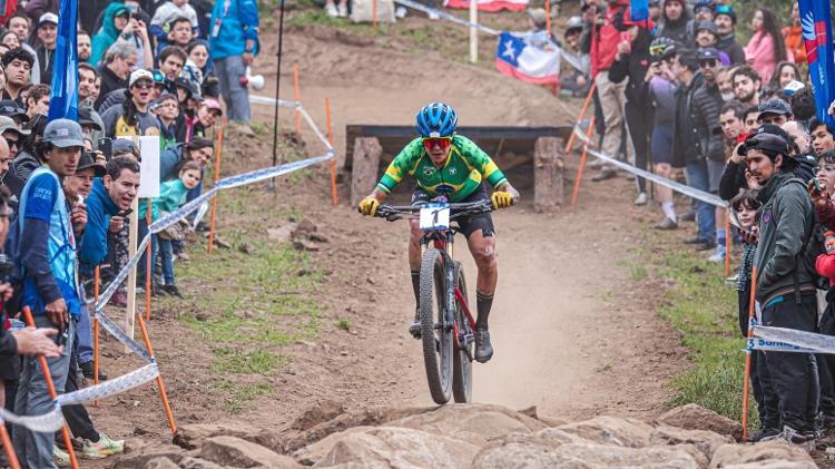 Raiza Goulão, atleta brasileira do ciclismo mountain bike, em ação em Santiago