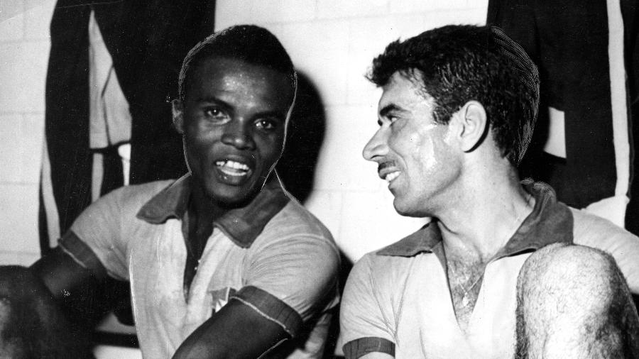 Zózimo e Nilton Santos, durante jogo da seleção brasileira em 1958