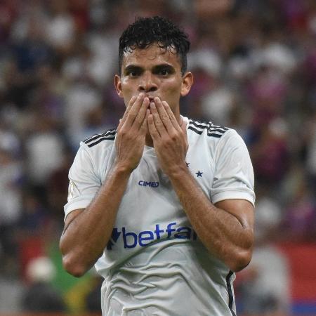 Bruno Rodrigues, do Cruzeiro, comemora seu gol na vitória sobre o Fortaleza, pelo Brasileirão